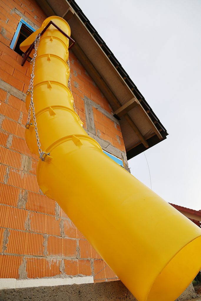 zsyp na gruz zamontowany w oknie