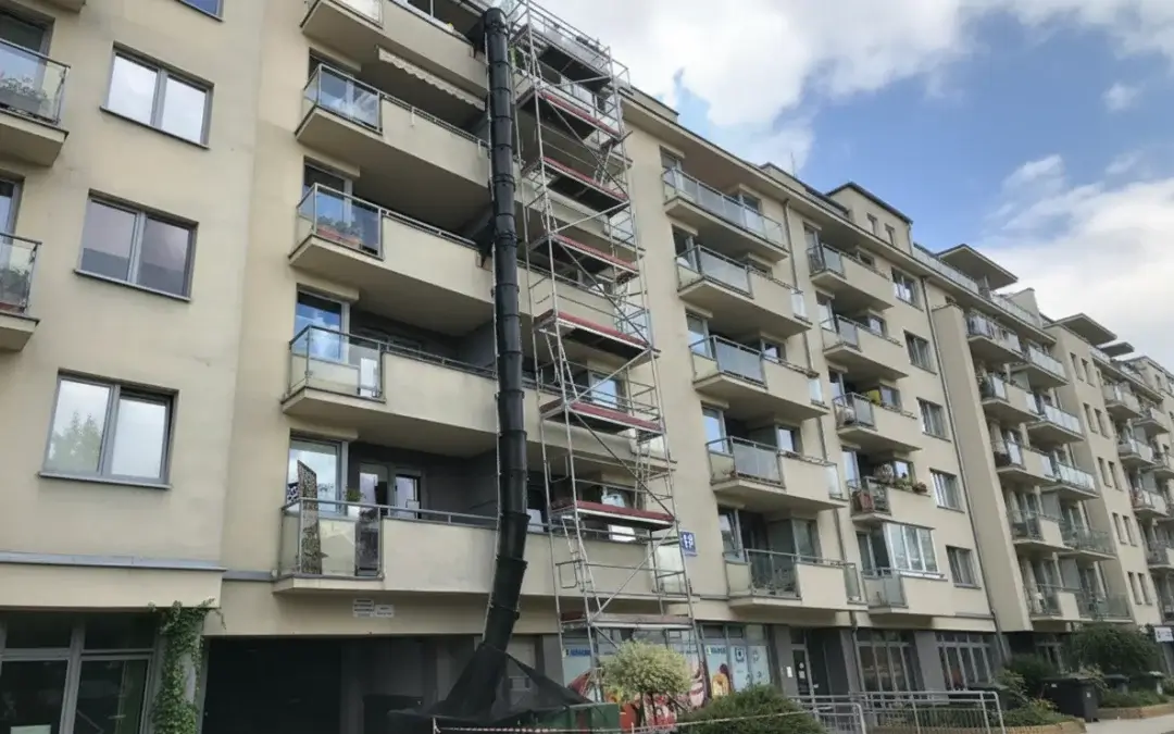Remont w bloku? Jak korzystać z zsypów na gruz, by uniknąć konfliktów z sąsiadami
